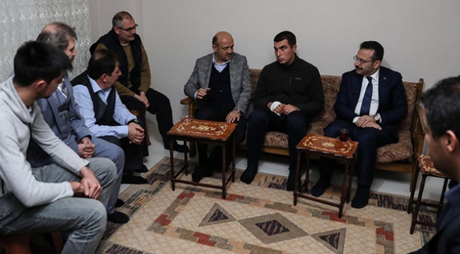 Başbakan Yardımcısı Işık, Afrin gazisi Astsubay Öz'ü ziyaret etti